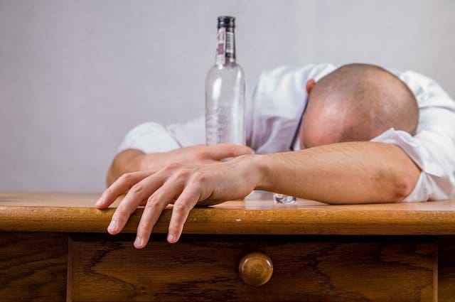 hombre que ha tomado mucho alcohol